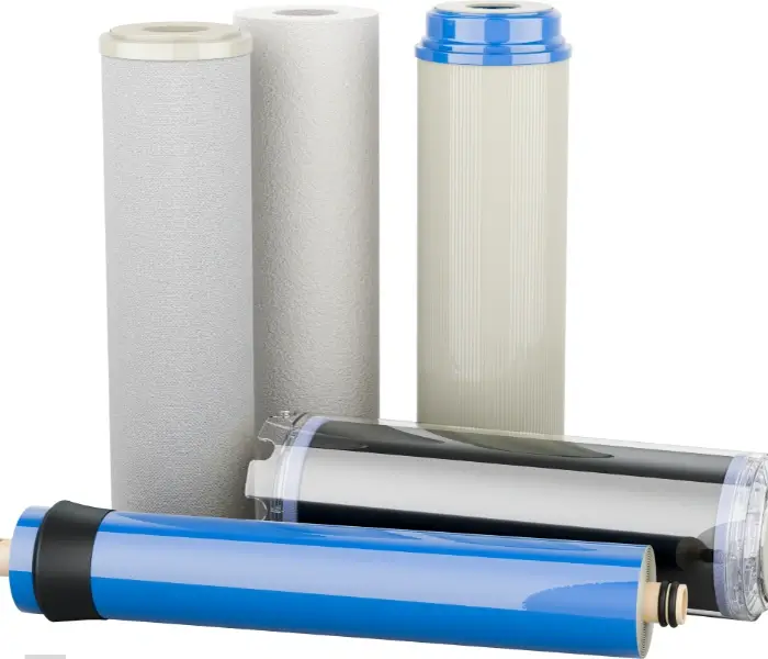 800x600 Various water filter cartridges in different sizes.