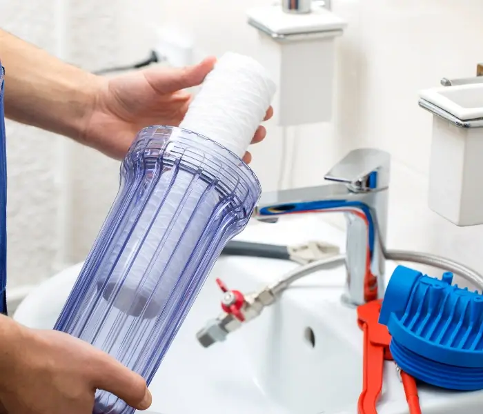 800x600 Replacing water filter cartridge under sink.